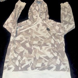 This under armor hoodie is super cute and comfy size small :)